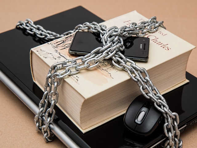 Dator, bok och mobiltelefon