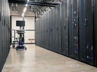 Serverhall med täckta rack, kablage och övervakningsutrustning