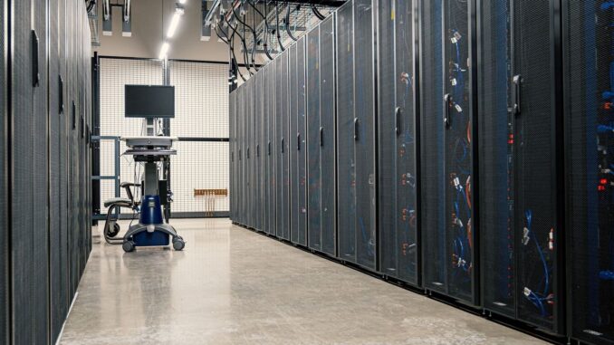 Serverhall med täckta rack, kablage och övervakningsutrustning